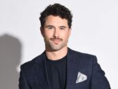 Robbie GK fléchit ses muscles forts dans une nouvelle vidéo de gym en sueur