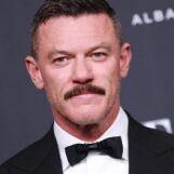 Luke Evans porte un corset et des résilles « sensuels » dans un costume de Rocky Horror