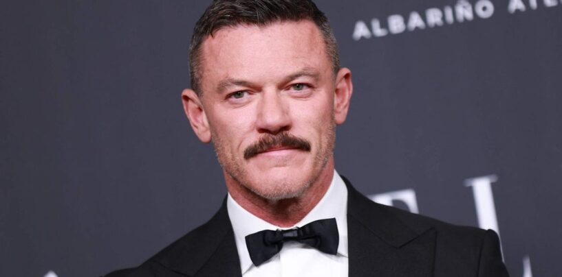 Luke Evans porte un corset et des résilles « sensuels » dans un costume de Rocky Horror