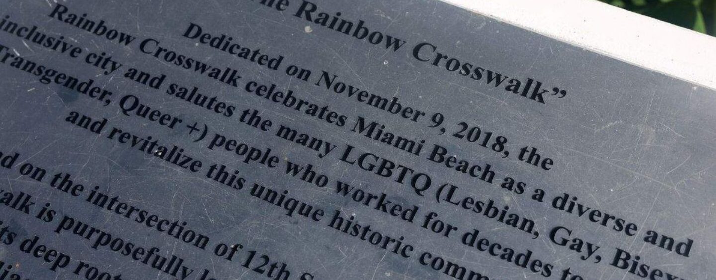 Des villes du Texas et de Floride installent de nouvelles passerelles arc-en-ciel alors que les républicains répriment les passages pour piétons de la fierté.