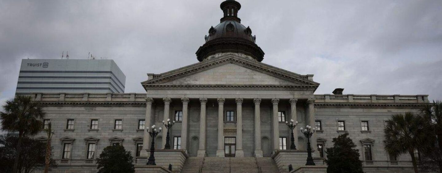 Le Sénat de Caroline du Sud adopte un projet de loi restreignant l'utilisation des toilettes par les étudiants transgenres