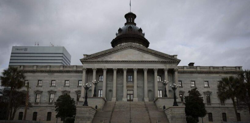 Le Sénat de Caroline du Sud adopte un projet de loi restreignant l'utilisation des toilettes par les étudiants transgenres