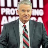 Les républicains du Sénat de l'Idaho envoient au gouverneur un projet de loi anti-transgenre sur les toilettes, assorti de sanctions pénales