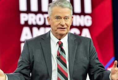 Le gouverneur de l'Idaho oblige les médecins et les enseignants à exclure les jeunes trans malgré les risques d'abus