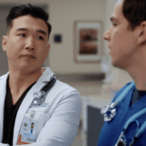 Joel Kim Booster mène une crise hospitalière très supplémentaire dans le clip exclusif de Scrubs