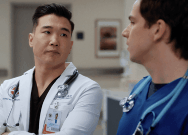 Joel Kim Booster mène une crise hospitalière très supplémentaire dans le clip exclusif de Scrubs