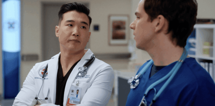Joel Kim Booster mène une crise hospitalière très supplémentaire dans le clip exclusif de Scrubs