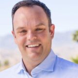 Cet économiste gay candidat au Congrès de Californie présente ses arguments en matière d'économie