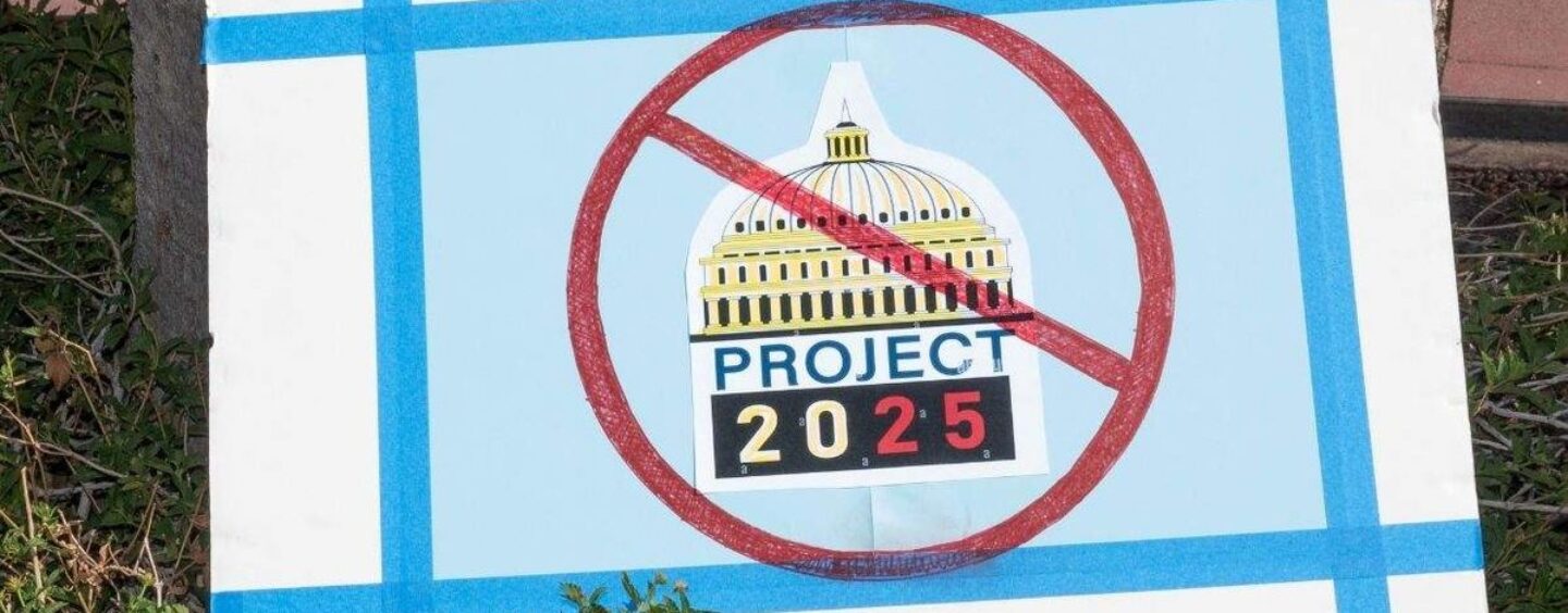 Le projet 2025 est un énorme succès avec l'ICE dans les aéroports, l'érosion des droits civiques et les élections en mouvement