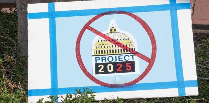 Le projet 2025 est un énorme succès avec l'ICE dans les aéroports, l'érosion des droits civiques et les élections en mouvement