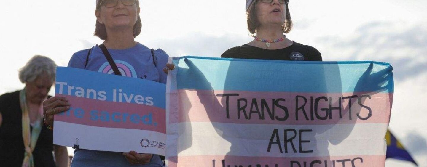 Des militants transgenres se rassemblent à Washington alors que des manifestations à l'échelle nationale rassemblent des millions de personnes