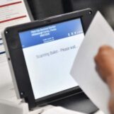 Des dizaines de candidats LGBTQ+ viennent de recevoir un coup de pouce majeur pour 2026