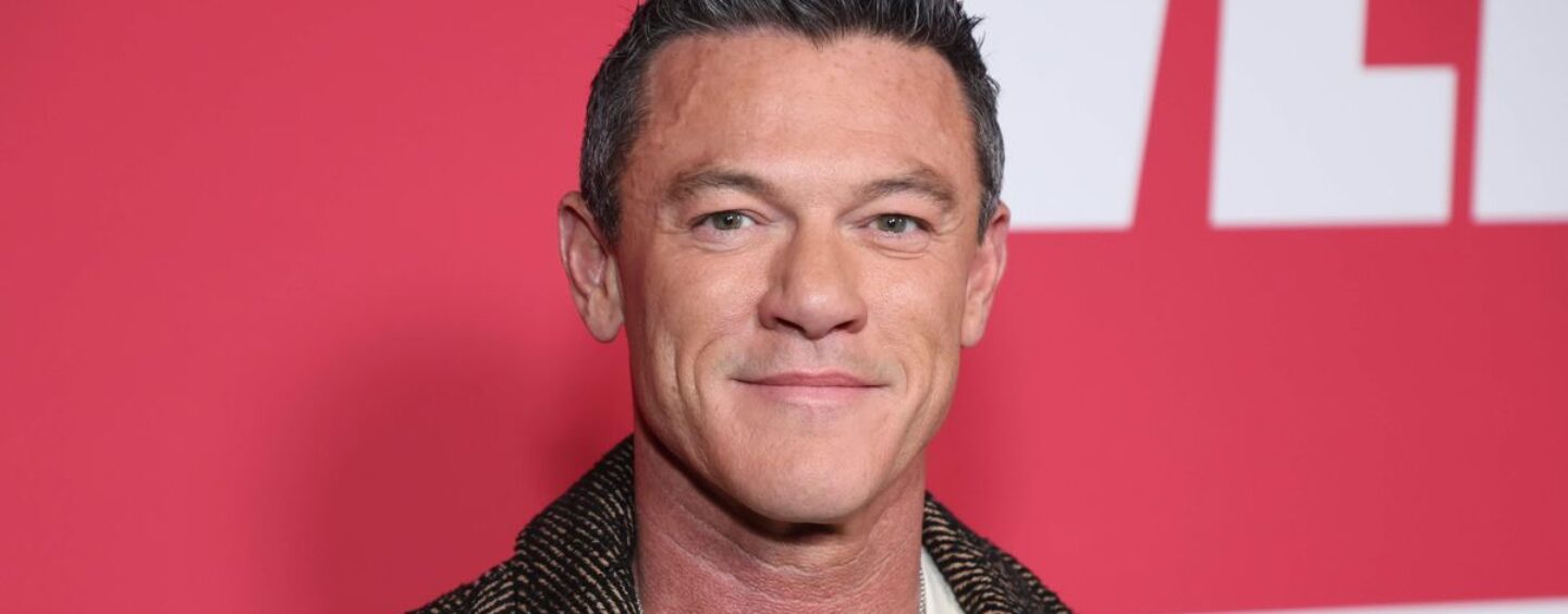 Luke Evans laisse peu de place à l'imagination dans la vidéo virale du rappel de Rocky Horror