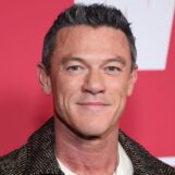 Luke Evans laisse peu de place à l'imagination dans la vidéo virale du rappel de Rocky Horror