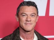 Luke Evans laisse peu de place à l'imagination dans la vidéo virale du rappel de Rocky Horror