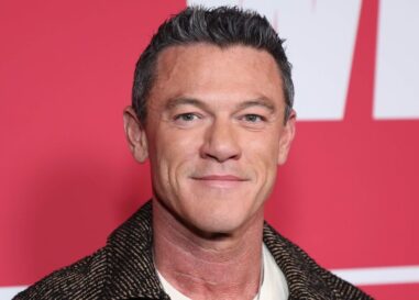 Luke Evans laisse peu de place à l'imagination dans la vidéo virale du rappel de Rocky Horror