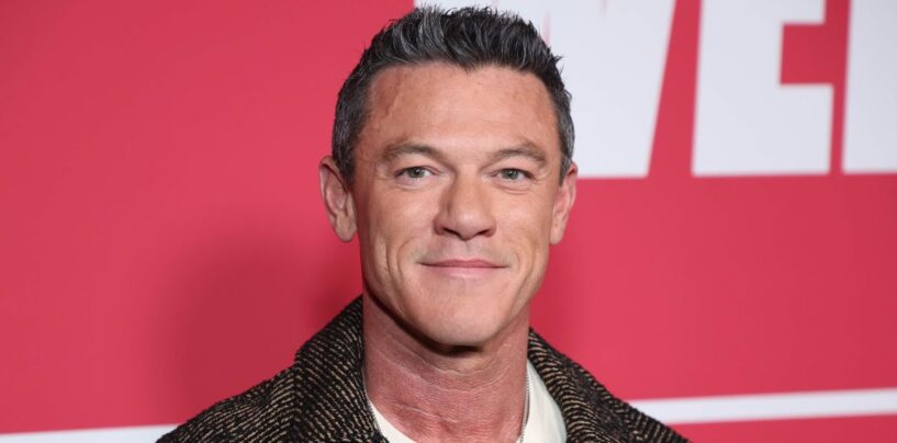 Luke Evans laisse peu de place à l'imagination dans la vidéo virale du rappel de Rocky Horror