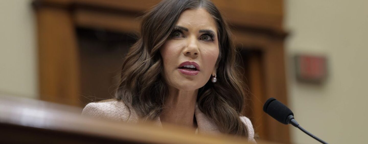 Les célébrités LGBTQ+ réagissent au licenciement de Kristi Noem : « Mettez-la en prison ! Enfermez-la ! »