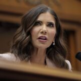 Les célébrités LGBTQ+ réagissent au licenciement de Kristi Noem : « Mettez-la en prison ! Enfermez-la ! »