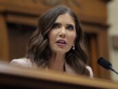 Les célébrités LGBTQ+ réagissent au licenciement de Kristi Noem : « Mettez-la en prison ! Enfermez-la ! »