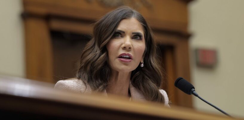 Les célébrités LGBTQ+ réagissent au licenciement de Kristi Noem : « Mettez-la en prison ! Enfermez-la ! »