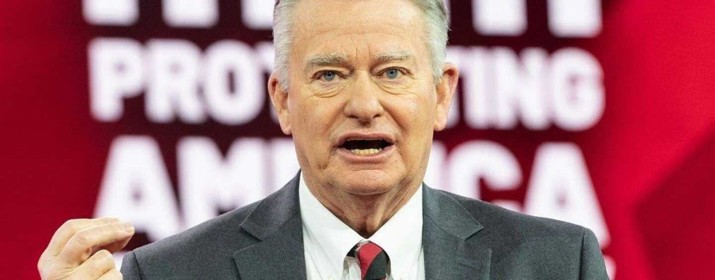 Le gouverneur de l'Idaho signe une loi faisant de l'utilisation des toilettes transgenres un crime