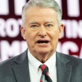 Le gouverneur de l'Idaho signe une loi faisant de l'utilisation des toilettes transgenres un crime