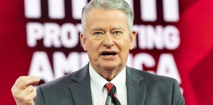 Le gouverneur de l'Idaho signe une loi faisant de l'utilisation des toilettes transgenres un crime