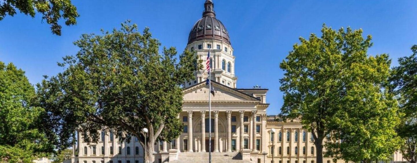 Une femme transgenre défie la loi sur les toilettes du Kansas à l’intérieur du Capitole de l’État