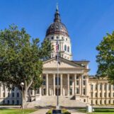 Une femme transgenre défie la loi sur les toilettes du Kansas à l’intérieur du Capitole de l’État