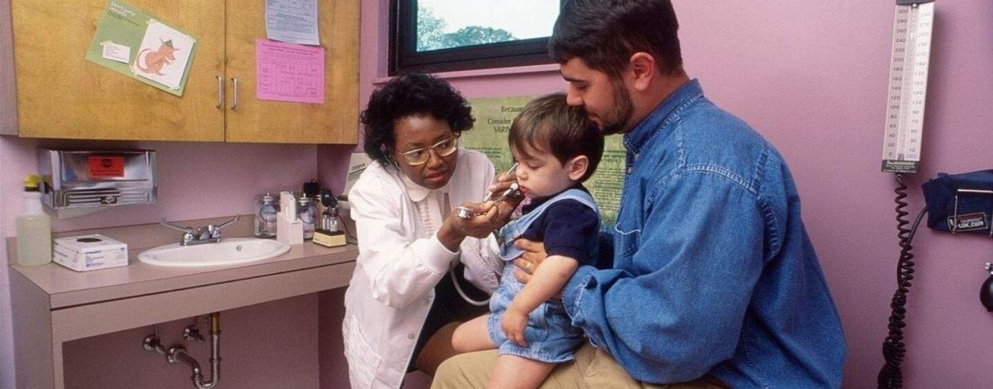 Un groupe de médecins affirme que l'American Medical Association n'a pas reculé sur les soins d'affirmation de genre pour les mineurs