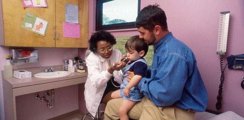 Un groupe de médecins affirme que l'American Medical Association n'a pas reculé sur les soins d'affirmation de genre pour les mineurs