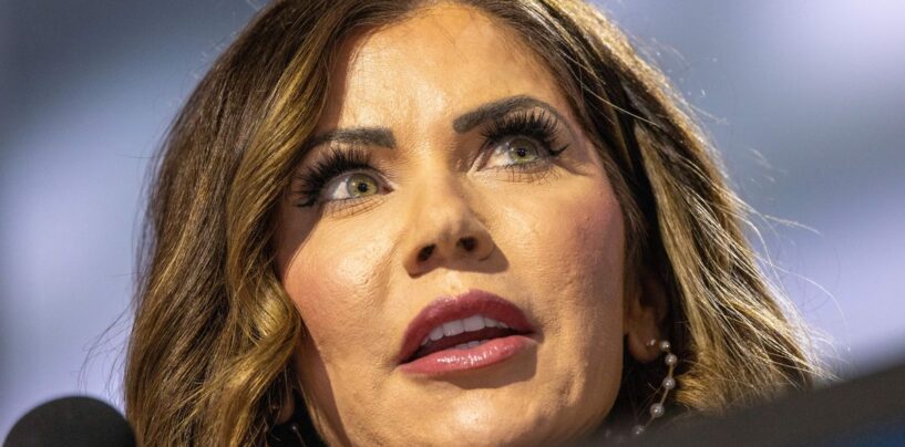 25 réactions hilarantes à l'hypocrisie de Kristi Noem après les fuites sur le fétichisme du travestissement de son mari