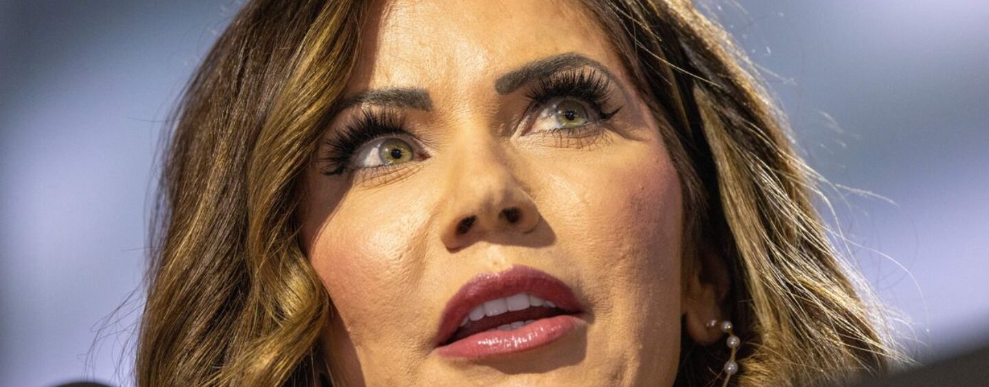 25 réactions hilarantes à l'hypocrisie de Kristi Noem après les fuites sur le fétichisme du travestissement de son mari