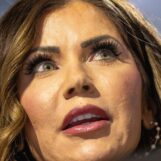 25 réactions hilarantes à l'hypocrisie de Kristi Noem après les fuites sur le fétichisme du travestissement de son mari