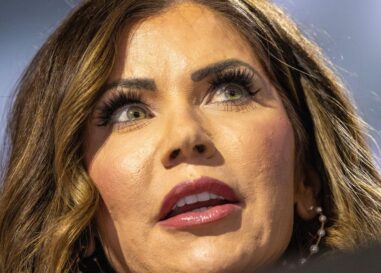 25 réactions hilarantes à l'hypocrisie de Kristi Noem après les fuites sur le fétichisme du travestissement de son mari