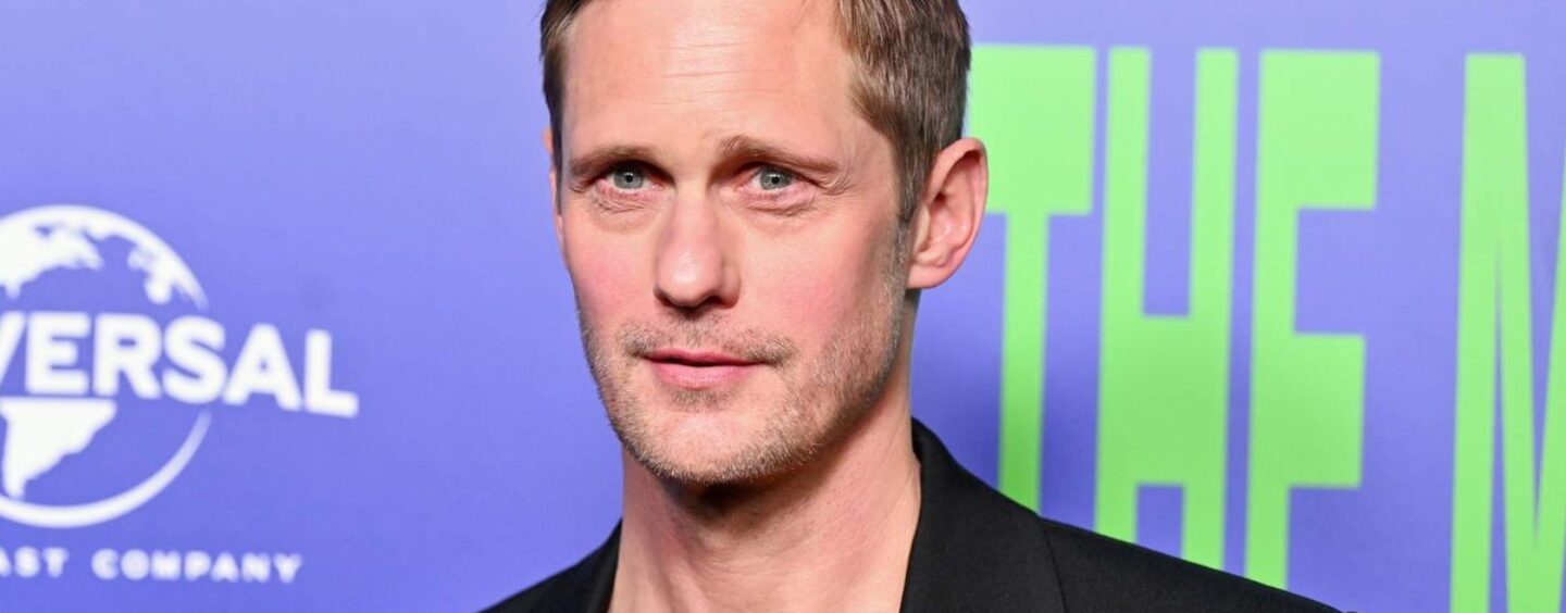Alexander Skarsgård se déshabille et porte un short léopard moulant lors d'une nouvelle séance photo