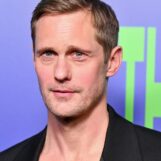 Alexander Skarsgård se déshabille et porte un short léopard moulant lors d'une nouvelle séance photo