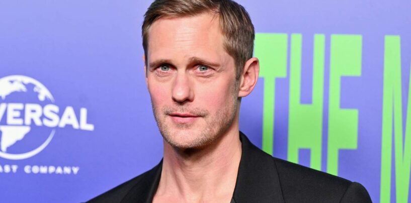 Alexander Skarsgård se déshabille et porte un short léopard moulant lors d'une nouvelle séance photo
