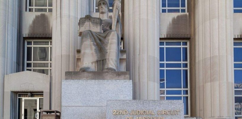 Le créateur populaire The Woke Ginger poursuit une organisation à but non lucratif du Missouri pour l'avoir licencié pour des publications politiques