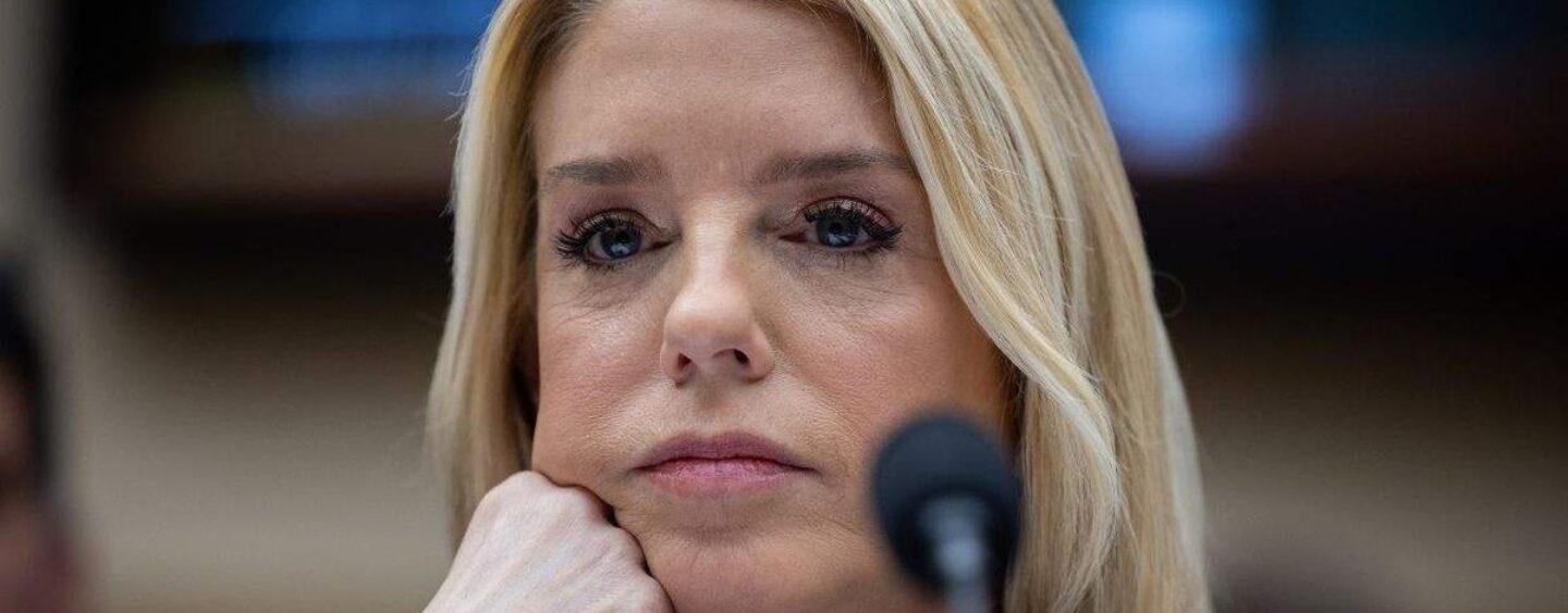 Le haut démocrate de la surveillance déclare que l'AG Pam Bondi « doit répondre » des dossiers Epstein
