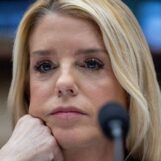 Le haut démocrate de la surveillance déclare que l'AG Pam Bondi « doit répondre » des dossiers Epstein