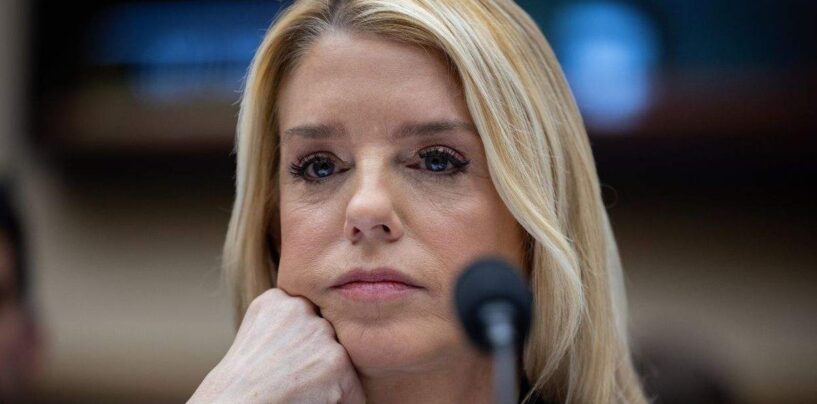 Le haut démocrate de la surveillance déclare que l'AG Pam Bondi « doit répondre » des dossiers Epstein