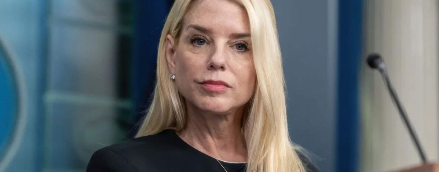 25 réactions hilarantes au licenciement de Pam Bondi alors qu'elle était le chien d'attaque de Trump