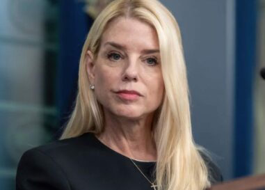 25 réactions hilarantes au licenciement de Pam Bondi alors qu'elle était le chien d'attaque de Trump