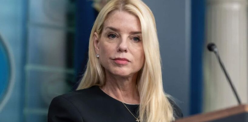 25 réactions hilarantes au licenciement de Pam Bondi alors qu'elle était le chien d'attaque de Trump