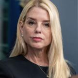 25 réactions hilarantes au licenciement de Pam Bondi alors qu'elle était le chien d'attaque de Trump
