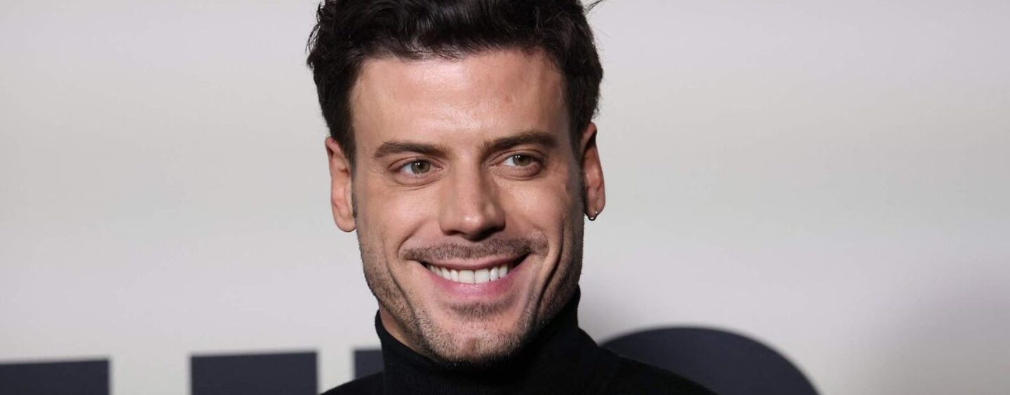 François Arnaud se trempe dans une chemise blanche moulante sur de nouvelles photos torrides