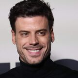 François Arnaud se trempe dans une chemise blanche moulante sur de nouvelles photos torrides