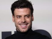 François Arnaud se trempe dans une chemise blanche moulante sur de nouvelles photos torrides
